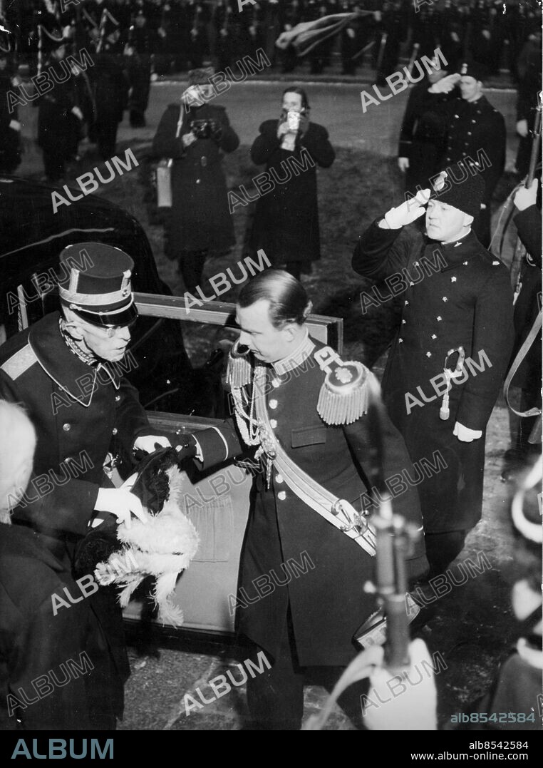 Svenske prinsen Gustaf Adolf omkom vid flygolycka på Kastrup i Köpenhamn / København i Danmark. 26 jan 1947 / kistan / Gustaf V anländer till jordfästningen i Storkyrkan i Stockholm 4 febr 1947 . Kungliga Sverige Prins Gustaf Adolf Sit Flygolyckan jan 1947 Begravningen /. Stockholm Kyrkor Storkyrkan /. Kungliga Sverige Kung Gustaf V Sit. (c) Sydsvenskan / IBL Bildbyrå.