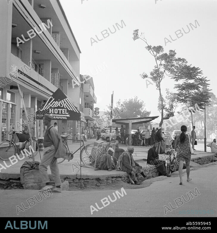 Kabul (Afghanistan), Hotel Shabistan. Street in front of the Shabistan Hotel. Photo, undat. From a series "Kaboul", 1963-1971.