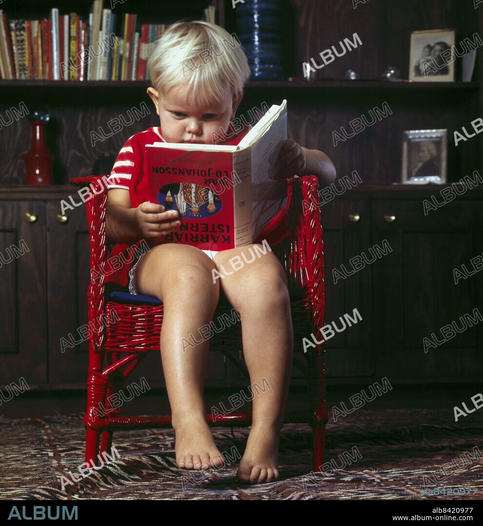 ARKIV -19691207-Flicka med bok. Foto: Jacob Forsell Kod: 14 COPYRIGHT SCANPIX SWEDEN.