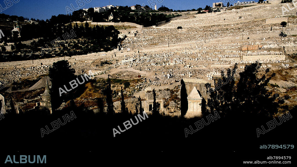 CEMENTERIO CON LAS TUMBAS DE ZACARIAS Y HEZIR (S I)Y COLUMNA DE ABSALON.