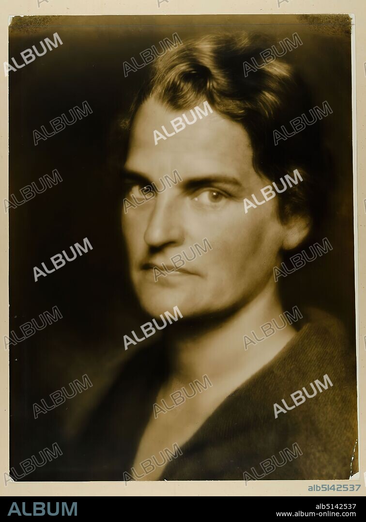 Arthur Benda, Nicola Perscheid, The sculptor Clara Rilke-Westhoff, Staatliche Landesbildstelle Hamburg, collection on the history of photography, silver gelatin paper, black and white positive process, image size: height: 39.80 cm; width: 29.80 cm, portrait photography, studio/studio photography, portrait, half profile (three-quarter view), artist.