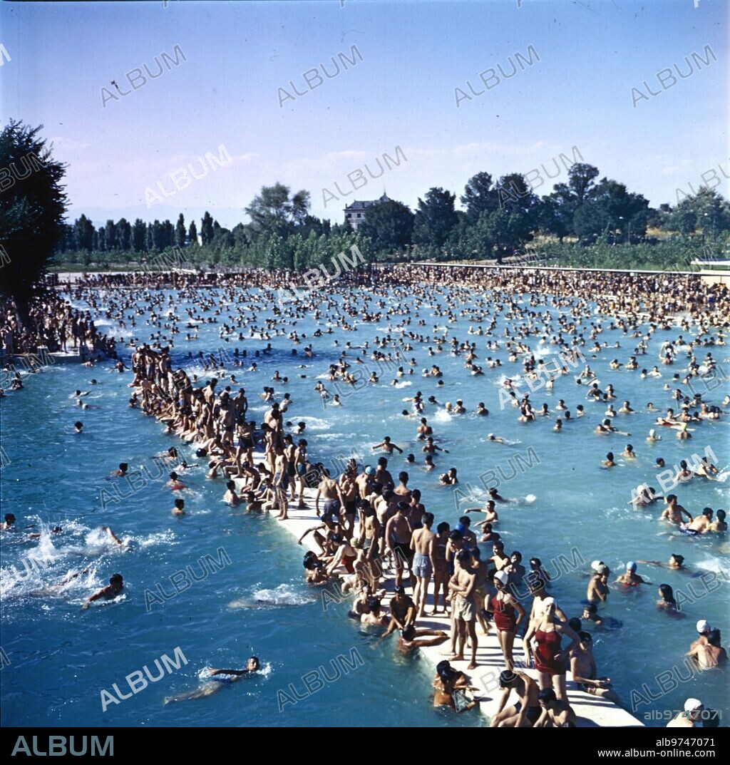 Madrid, 07/1965. La piscina grande del complejo deportivo del Parque Sindical, en Puerta de Hierro. Sus 12.000 metros cúbicos la convirtieron en su día en la piscina más grande de Europa.