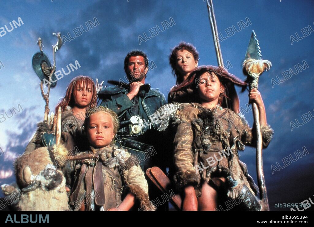 HELEN BUDAY y MEL GIBSON en MAD MAX, MÁS ALLÁ DE LA CÚPULA DEL TRUENO, 1985 (MAD MAX III: BEYOND THUNDERDOME), dirigida por GEORGE MILLER. Copyright WARNER BROTHERS.