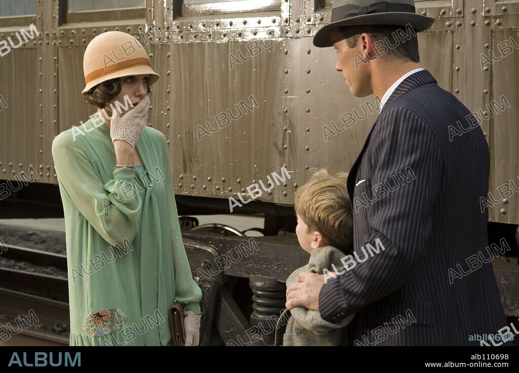 ANGELINA JOLIE y JEFFREY DONOVAN en EL INTERCAMBIO, 2008 (CHANGELING), dirigida por CLINT EASTWOOD. Copyright IMAGINE ENTERTAINMENT/MALPASO PRODUCTIONS.