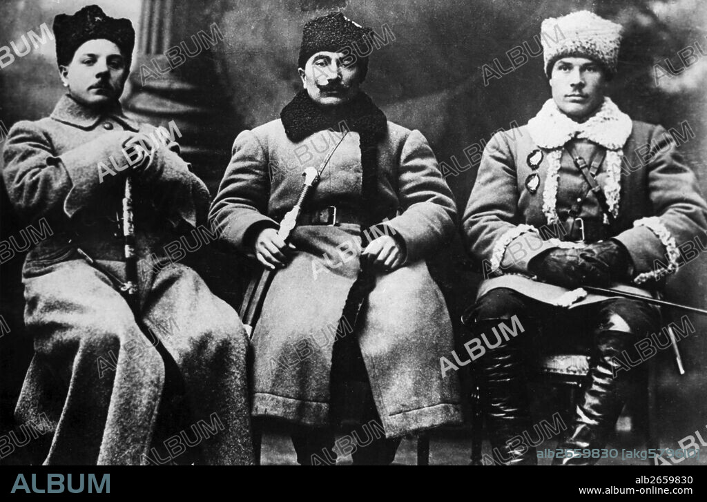 Budjonnyj, Semjon M.; sowjet.Heerführer (1935 Marschall); Kosjurin im Dongebiet 25.4.1883-Moskau 127.10.1973.-Budjonny (Mitte), Kliment Woroschilow (rechts) und Semjon Timoschenko, Kommandeure der Roten Armee im Bürgerkrieg 1918-21.-Foto, 1920.