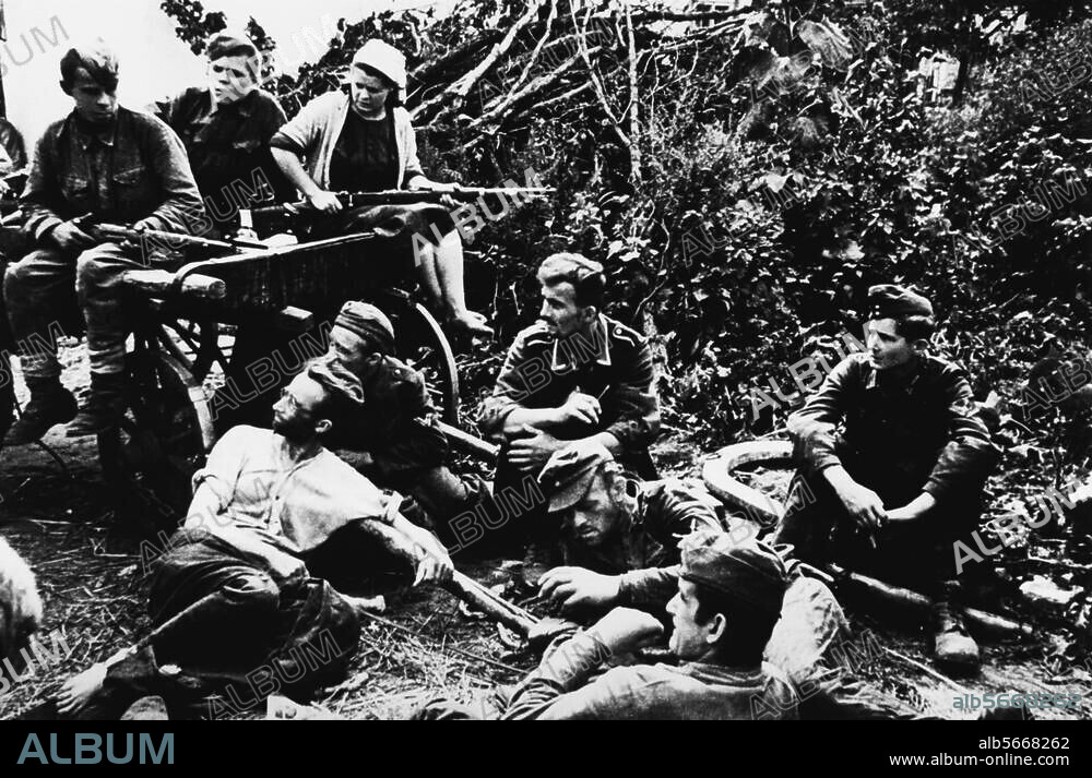 Geschichte / 2. Weltkrieg / Kriegsgefangene. Deutsche Kriegsgefangene, die im Hinterland der Front bei Charkow aufgegriffen wurden, werden von russischen Schülern bewacht. Foto, 1943.
