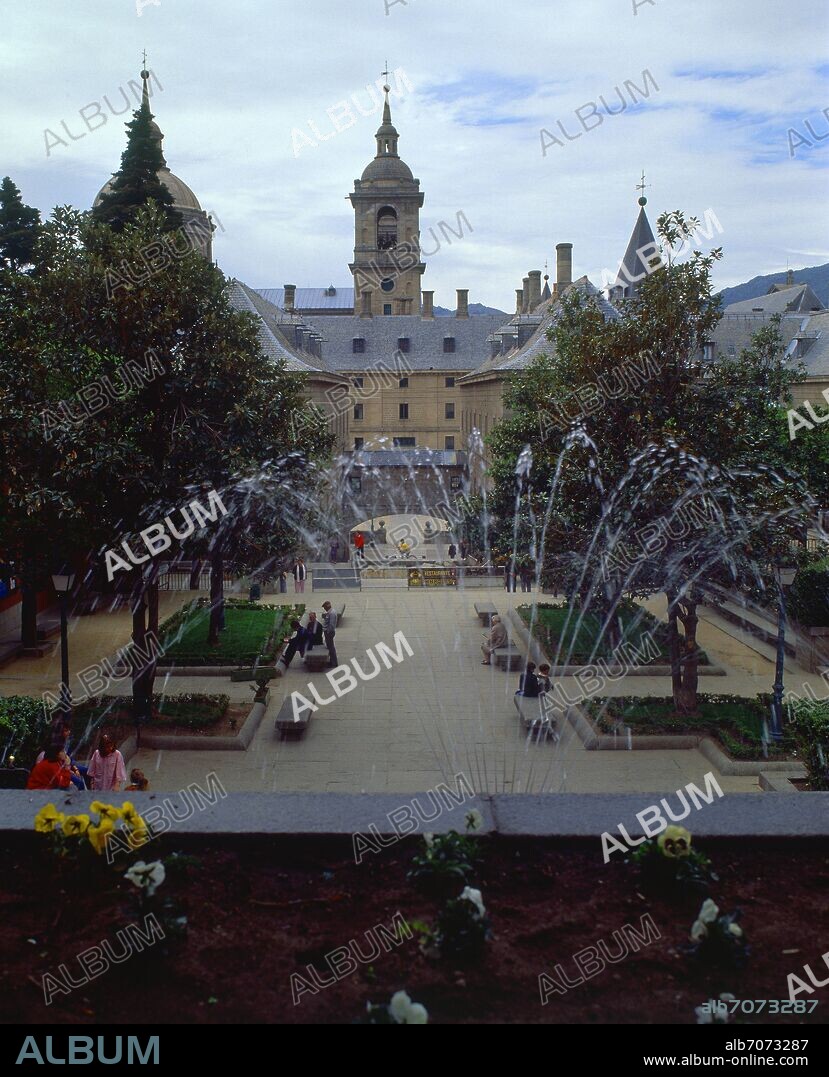 PLAZA DE JACINTO BENAVENTE - FOTO AÑOS 80.