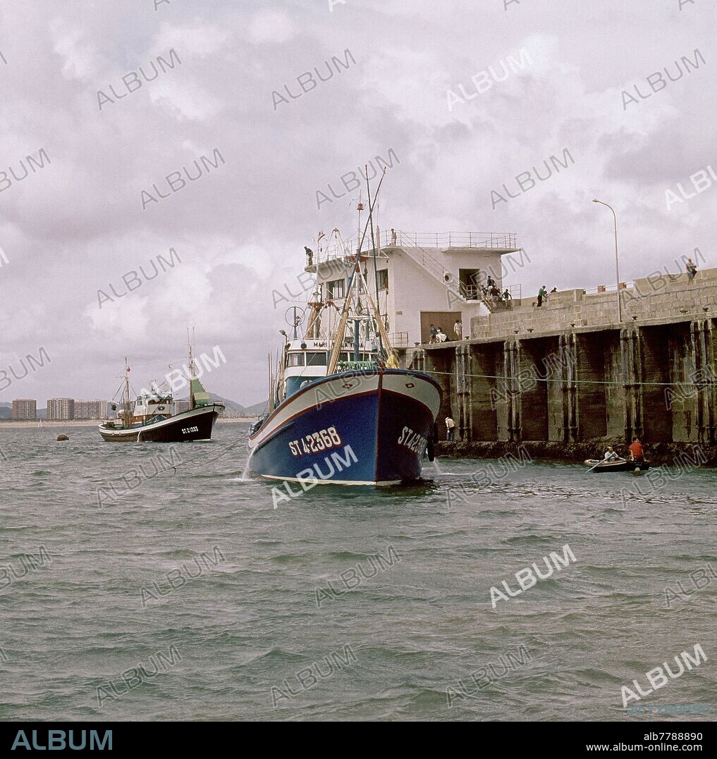 BARCOS PESQUEROS AMARRANDOSE AL PUERTO -  FOTO DE LOS AÑOS 60.