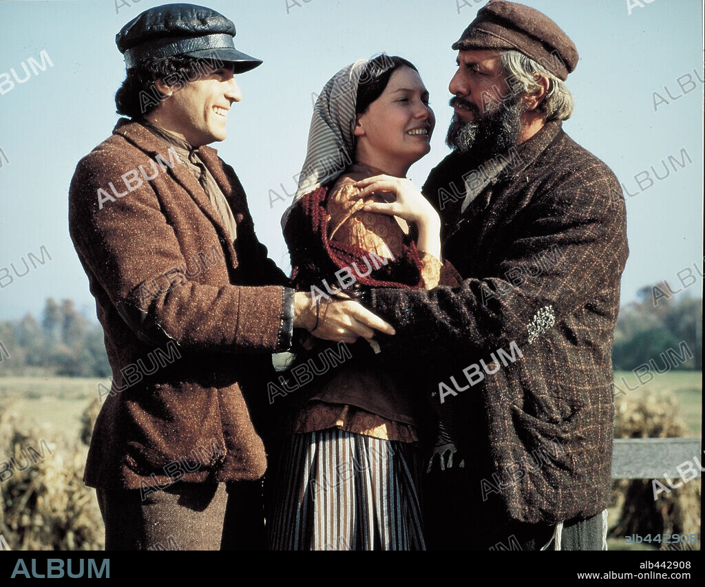 PAUL MICHAEL GLASER, ROSALIND HARRIS and TOPOL in FIDDLER ON THE ROOF, 1971, directed by NORMAN JEWISON. Copyright UNITED ARTISTS.