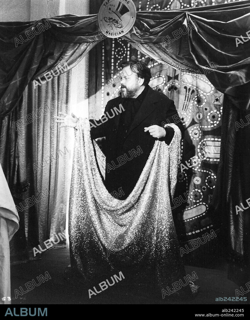 ORSON WELLES in GET TO KNOW YOUR RABBIT, 1972, directed by BRIAN DE PALMA. Copyright WARNER BROTHERS.