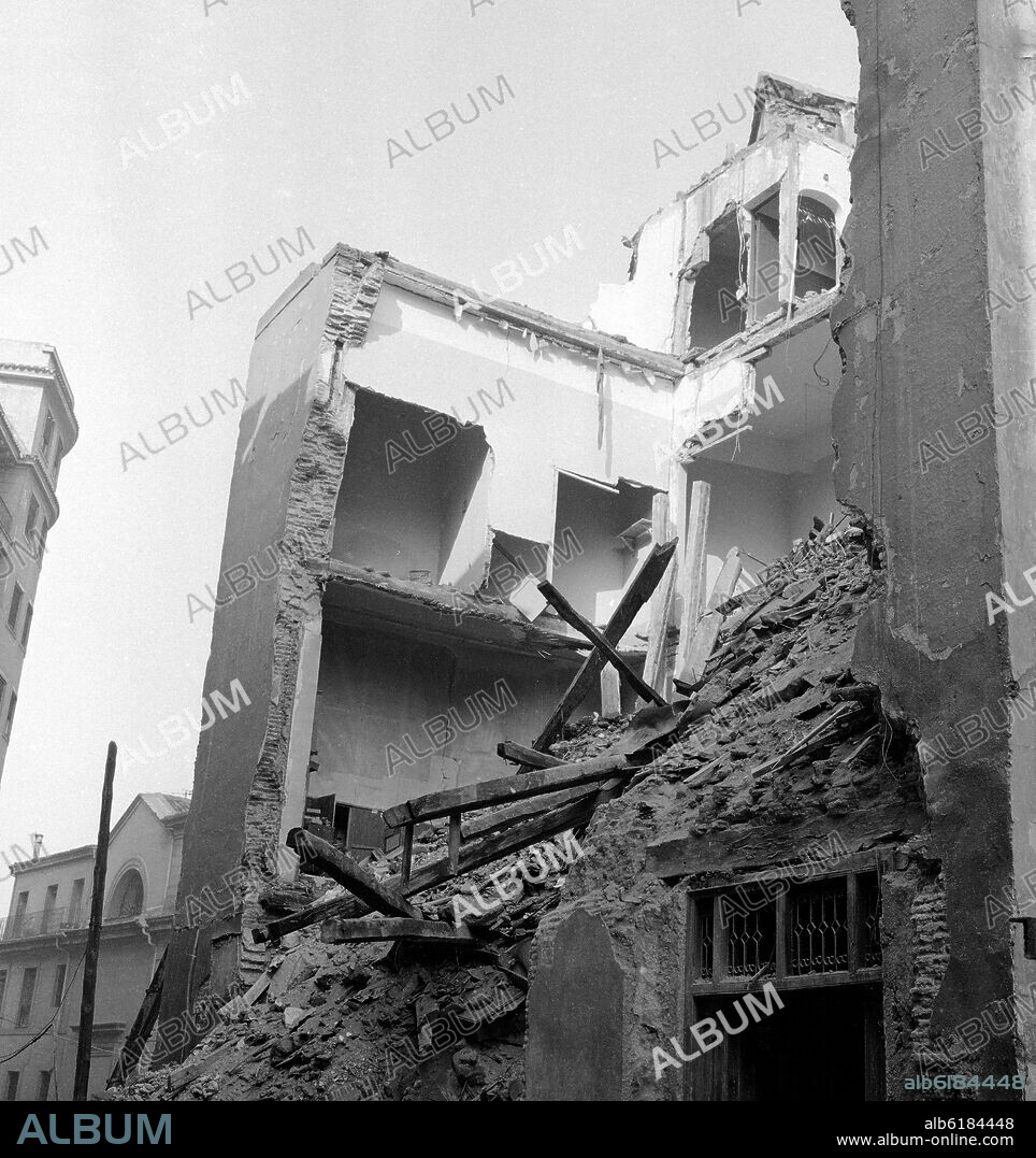 EDIFICIO EN RUINAS - FOTOGRAFIA EN BLANCO Y NEGRO - AÑOS 60.