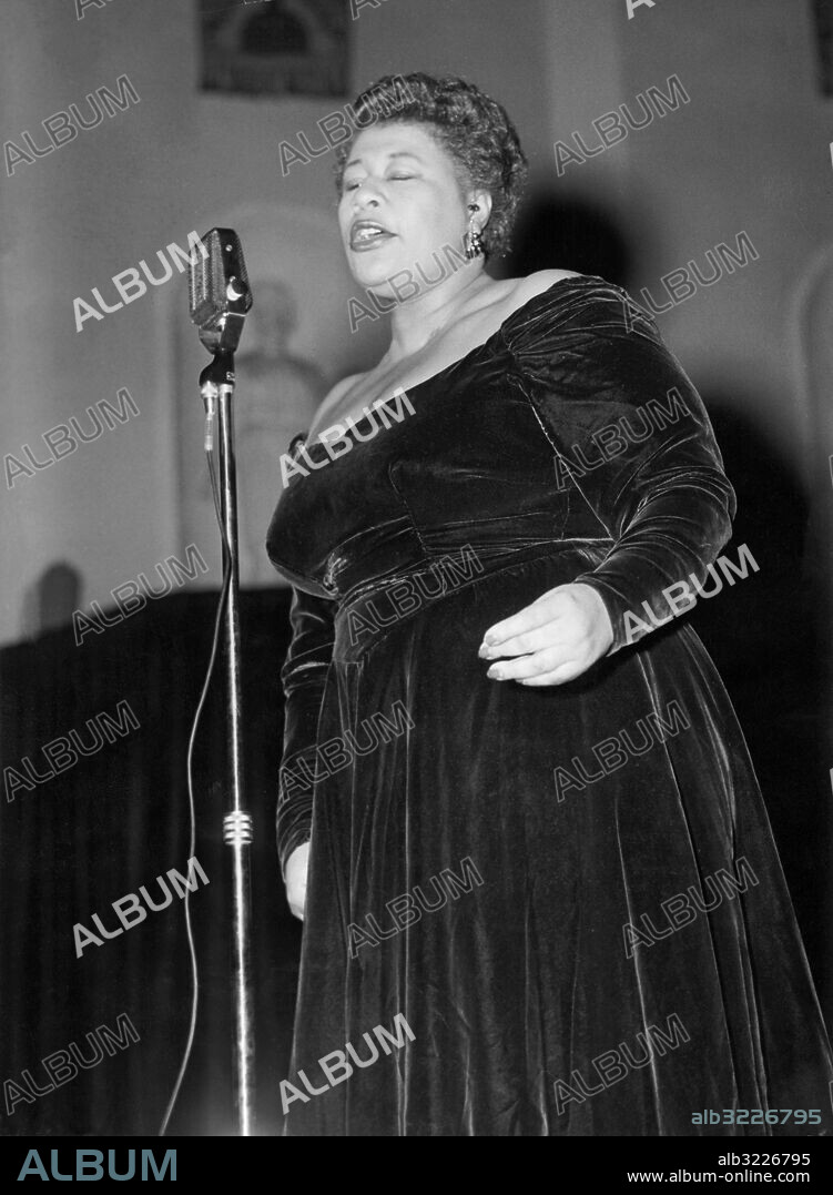 Utan bildtext. Not. Jazz at the Philharmonies Ella Fitsgerald First lady of song Anm. Sångerskor Klänningar Sammet CD114 persons: ELLA FITZGERALD sites: USA*;SVERIGE PhotoDate:1954-??-??.