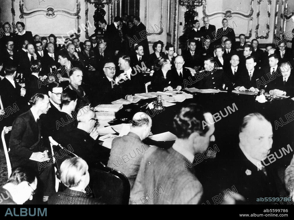 5th meeting of the Allied Foreign Ministers Council, London, from 25/11/1947. (Theme: State treaty with Austria and the economic an political status of Germany). The Russian and British delegations at the conference table. Photo, 25/11/1947.
