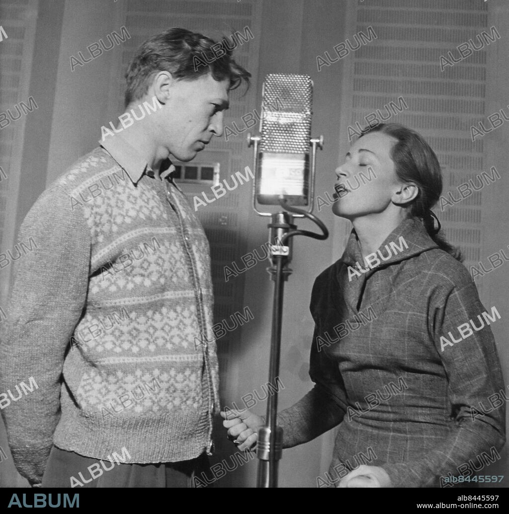 1951.. En skugga/Medea, pjäs den 12 febr 1951. Medea - Gertrud Fridh och Jason - Anders Ek. Författare (En skugga) Hjalmar Bergman Författare (Medea) Jean Anouilh Anm. Stickad mönstrad tröja Knuten näve Ansiktsuttryck Inlevelse persons: ANDERS EK;GERTRUD FRIDH sites: SVERIGE.