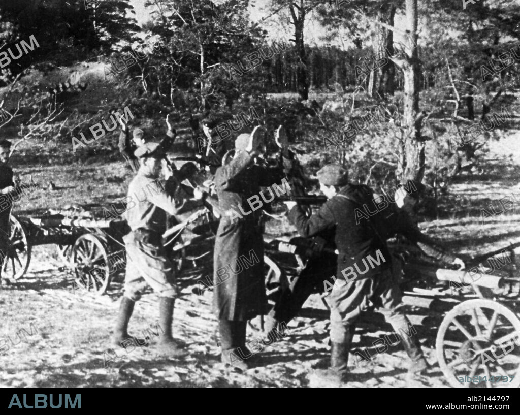 World war 2, russian partisans executing a fascist in the bryansk forest region, 1942. 01/02/1942