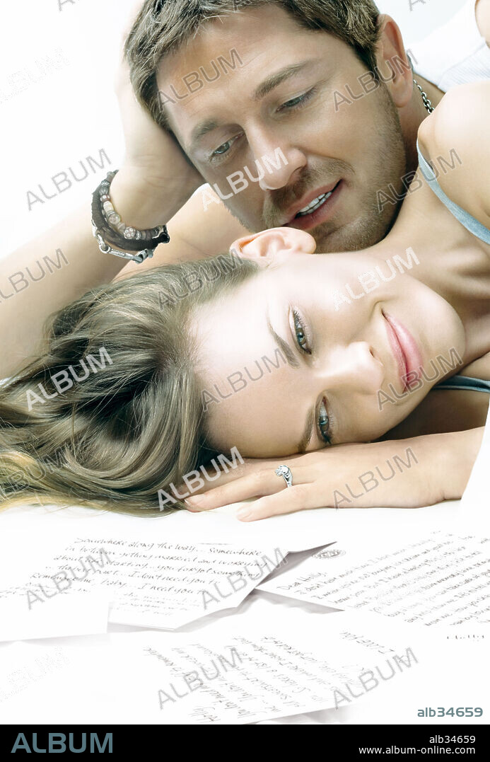 GERARD BUTLER y HILARY SWANK en POSDATA: TE QUIERO, 2007 (P. S. I LOVE YOU), dirigida por RICHARD LAGRAVENESE. Copyright ALCON ENTERTAINMENT/GROSVENOR PARK PRODUCTIONS/WENDY FINERMA.