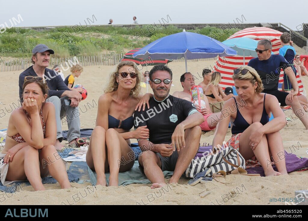 ALEXANDRA LAMY, ANNE GIROUARD, JOSE GARCIA et MICHEL VUILLERMOZ dans CHAMBOULTOUT, 2019, réalisé par ERIC LAVAINE. Copyright Same Player. Distribuida por Gaumont.