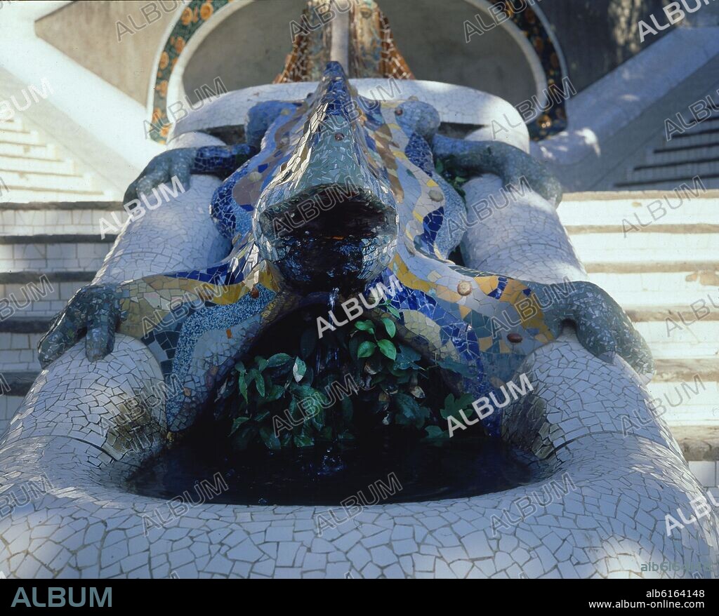 ANTONI GAUDÍ. ESCALINATA DE ENTRADA-DRAGON EN CERAMICA.