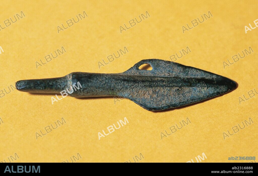 ARTE PREHISTORICO. EDAD DE LOS METALES. ESPAÑA. EDAD DEL BRONCE. "PUNTA DE FLECHA". Pieza procedente de Castellterçol. Comarca del Vallés Oriental (Cataluña). Museu Episcopal de Vic. Provincia de Barcelona. Comarca de Osona. Cataluña.