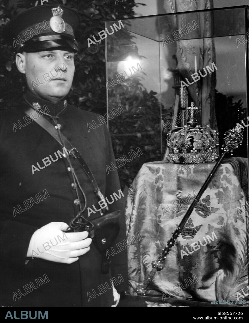 Stockholm 1938-06-18. Kung Erik XIV:s krona och spira från de svenska riksregalierna vaktas under en utställning. Foto: SvD / TT / kod 12014.