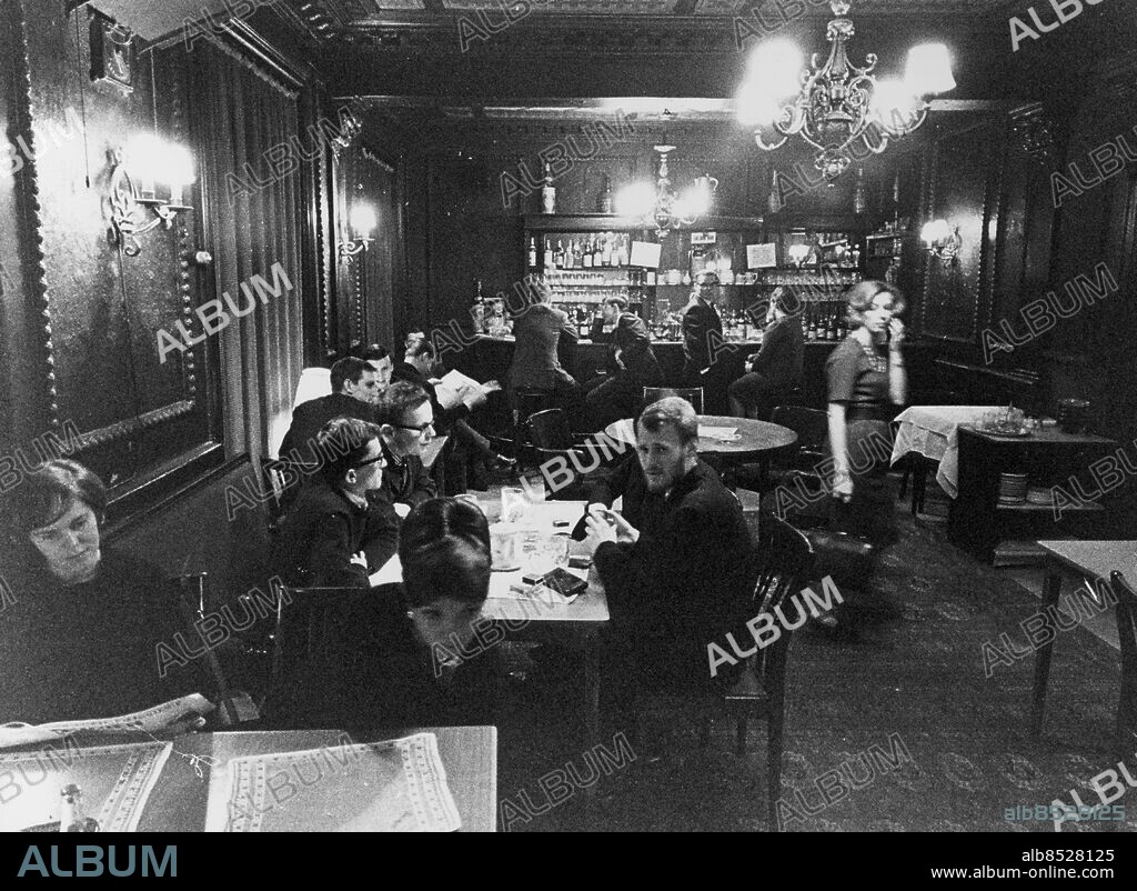ARKIV 1964 - Restaurang Tennstopet på Vattugatan. När kvarteret revs 1965 köpte man restaurang Runan på Dalagatan och flyttade hela inredningen dit. Foto: Jan Delden Kod: 10 COPYRIGHT SCANPIX SWEDEN.