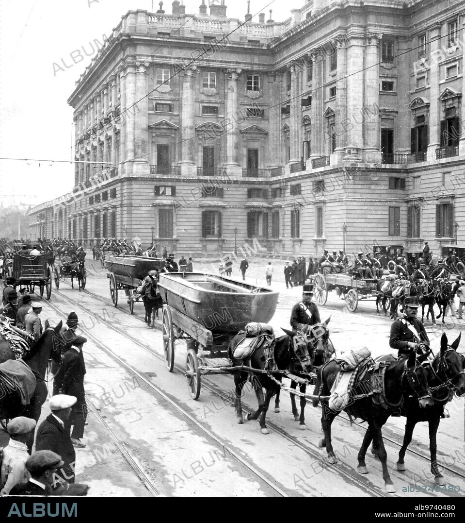 October 1915. In the Plaza de Oriente. Parade before the royal palace of the Pontoneros regiment that has just carried out such brilliant practices under the command of its Colonel, D. Pablo Parellada.