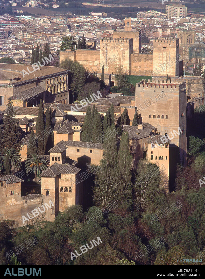 VISTA AEREA DEL RECINTO DE LA ALHAMBRA-PALACIOS NAZARIES Y ALCAZABA.