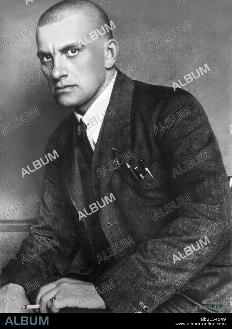 Vladimir mayakovsky (1893-1930), soviet poet, playwright and propagandist, 1924 photo by a, rodchenko.