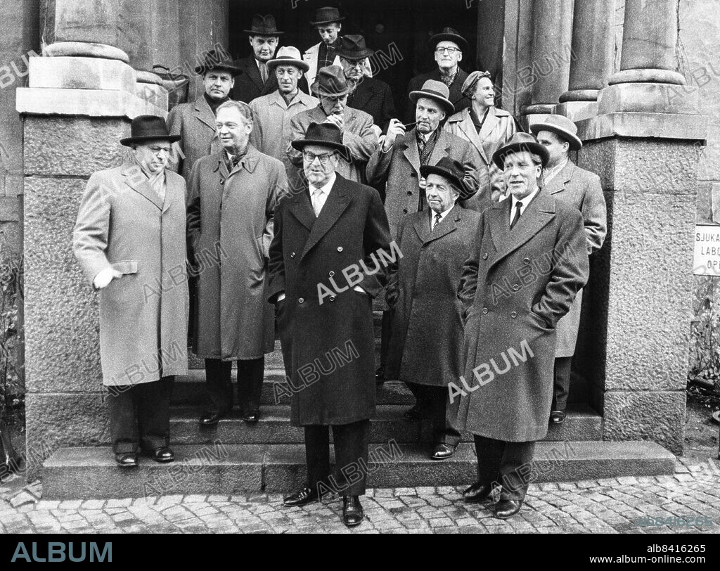 STOCKHOLM 1958-10-10. Statsminister Tage Erlanders Socialdemokratiska regering samlade på sjuhustrappan efter fredagens konselj som hölls på Röda Korsets sjukhem där regenten prins Bertil vårdas efter en lindrigare operation. Främre fr. v. Gunnar Sträng, Torsten Nilsson, Tage Erlander, Gösta Skoglund och Sven Andersson. Närmast bakom fr. v. Ragnar Edenman, Herman Kling, Gunnar Lange, Sigurd Lindholm (med pipa), Ulla Lindström och Rune Johansson (skymd). Längst bak fr. v. Sven af Geijerstam, Gösta Netzén, Östen Undén och Ingvar Lindell.. Foto: Folke Hellberg / DN / TT / Kod: 23. **SvD OUT**.