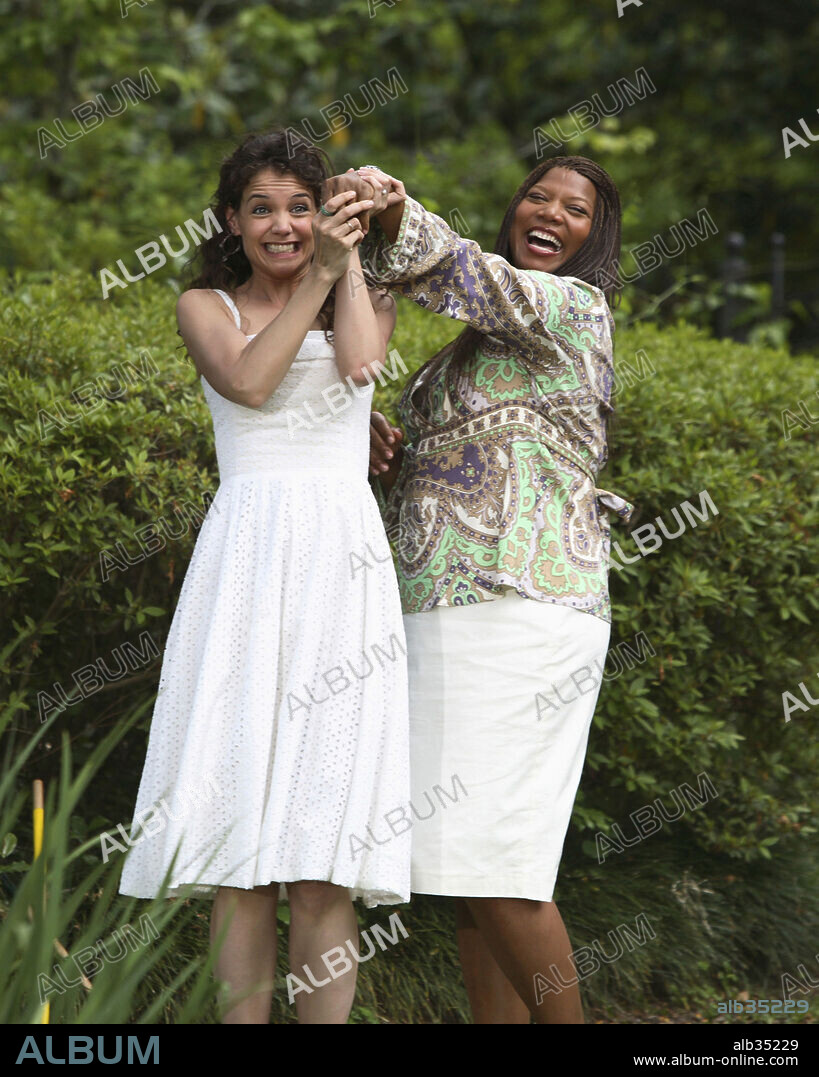 KATIE HOLMES and QUEEN LATIFAH in MAD MONEY, 2008, directed by CALLIE KHOURI. Copyright BIG CITY PICTURES/GRANADA ENTERTAINMENT USA/GRAND ARMY ENTER / MOSELEY, MELISSA.