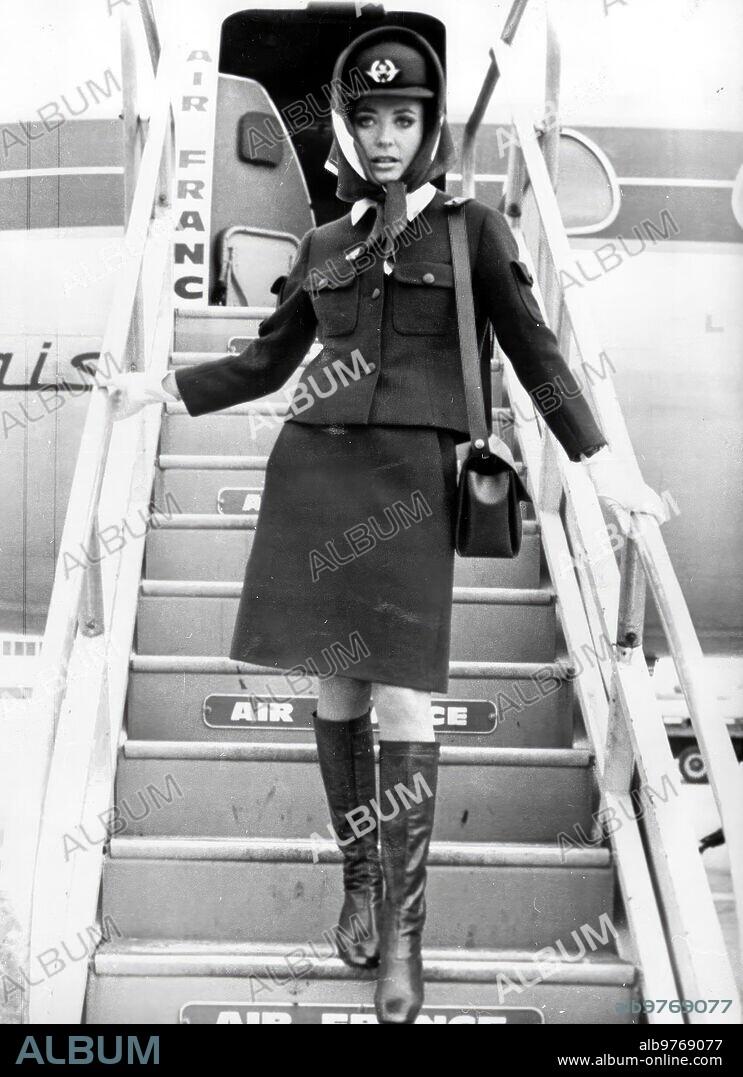 1968. Una Azafata de Air France con uniforme diseño de Balenciaga desciende por la escalerilla de un avión.