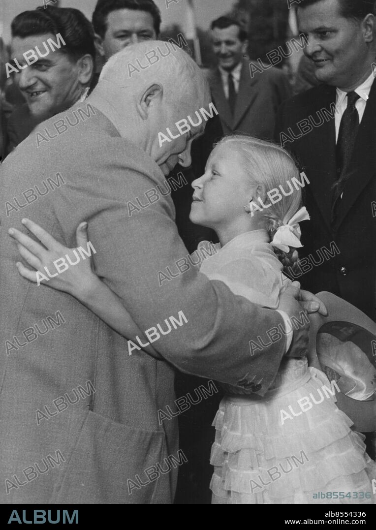 Orig. bildtext... Wherever N.S. Khrushchev appeared during his visit in Czechoslovakia he was immediately surrounded by groups of children, who wanted to see him, talk to him and shake hands with him. Orig. bildtext... B & K IN CZECHOSLOVAKIA Photo shows: N.S. kruschov, leading russian communist seen with a young girl during the russian's visit to Plzen. Anm. Profiler Kramar Omfamningar persons: Nikita Chrusjtjov sites: TJECKOSLOVAKIEN ;PLZEN ;SOVJETUNIOEN*.