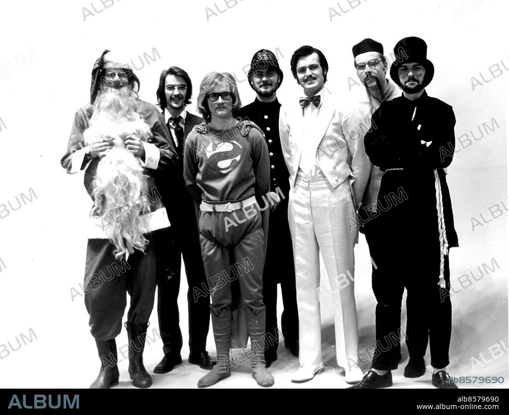 ©SCANPIX SWEDEN, 1972.. Proggrockbandet Hoola Bandoola Band i förklädnader.. Vi ser (fr.v.) Peter Clemmedsson (tomte), Björn Afzelius, Arne Franck, Håkan Skytte (polis), Povel Randén, Mikael Wiehe och Per-Ove Kjellgren (sotare).. Foto: Scanpix . Code: 20360.