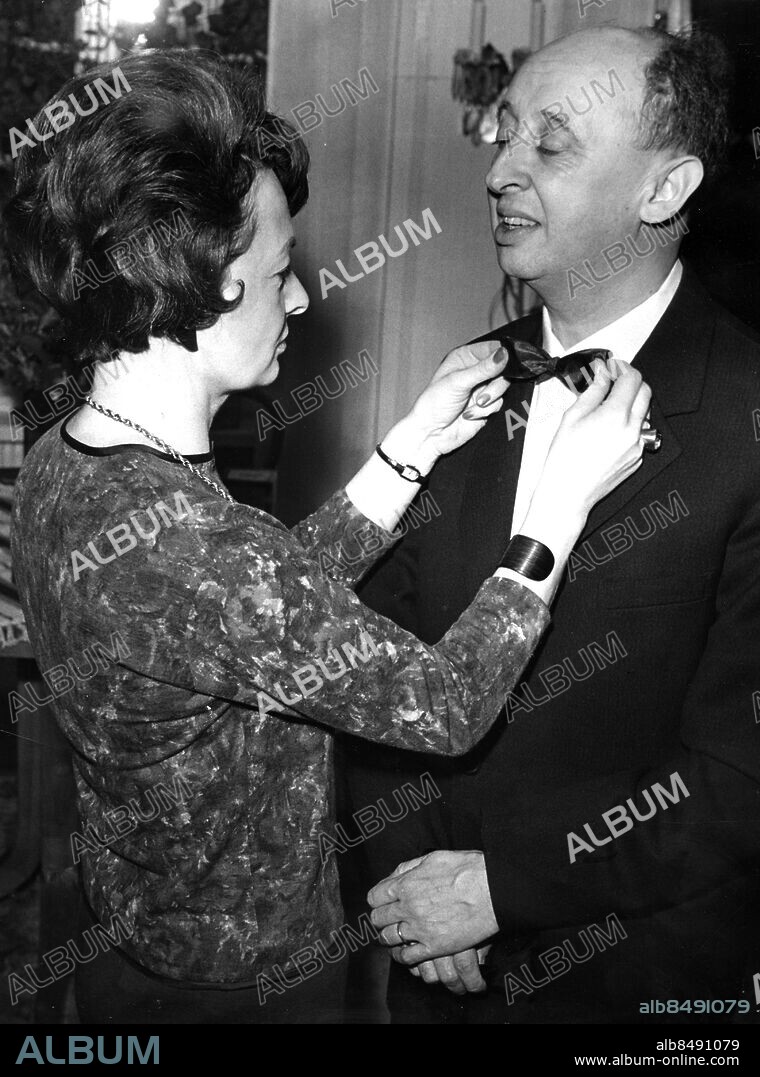 ARKIV 1960. Hjalmar Mehr (1910-1975) var finansborgarråd i Stockholm 1948-1971 och landshövding i Stockholms län 1971-1977. Här hjälper frugan Liselotte till med flugan inför uppvaktningen på 50-årsdagen i hemmet på Rörstrandsgatan.. Foto: Jan Delden Kod:10. SCANPIX SWEDEN.