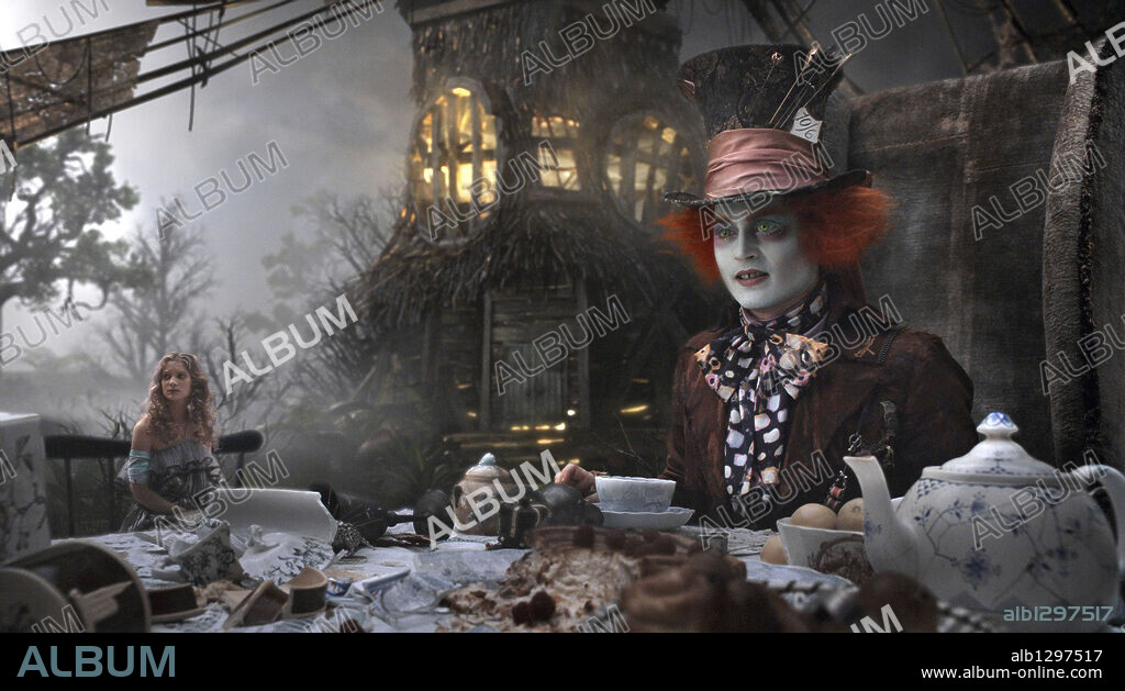 JOHNNY DEPP and MIA WASIKOWSKA in ALICE IN WONDERLAND, 2010, directed by TIM BURTON. Copyright WALT DISNEY PICTURES.