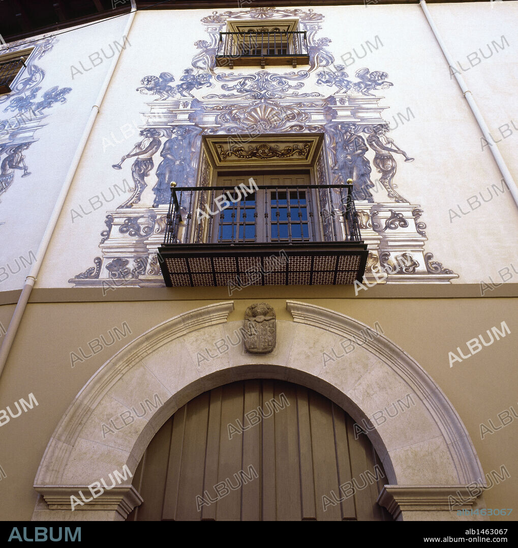 ARTE BARROCO. S. XVIII. ESPAÑA. PALACIO MARQUÉS DE HUARTE. Detalle de la FACHADA del edificio, construcción barroca del siglo XVIII. Habilitado como Archivo Municipal y Biblioteca Pública. Presenta un escudo heráldico sobre la puerta. TUDELA. Navarra.