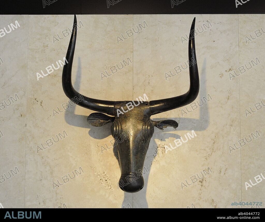 Cultura postalayótica. Toro de Costitx. Interpretado como la representación de una divinidad. Siglos V-III a. C. Bronce. Santuario del Predio de Son Corró (Costitx, Mallorca, Islas Baleares). Museo Arqueológico Nacional. Madrid. España.