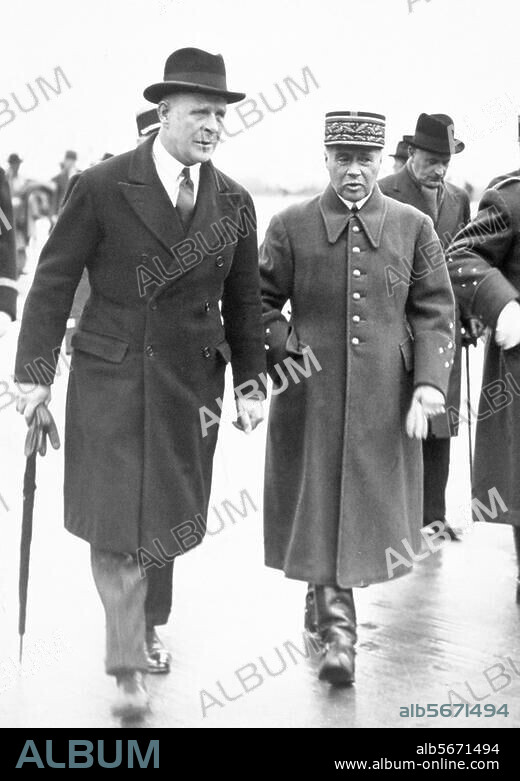 Gort, John, Viscount, British field marshall, (10.7.1886 London - 31.3.1946 London). - Visit of General Gort, chief of staff of the British army, in France: Gort. (left) accompanied by the French general Gamelin, after arriving at the airport in Bourget.- Photo, 28.3.1939.