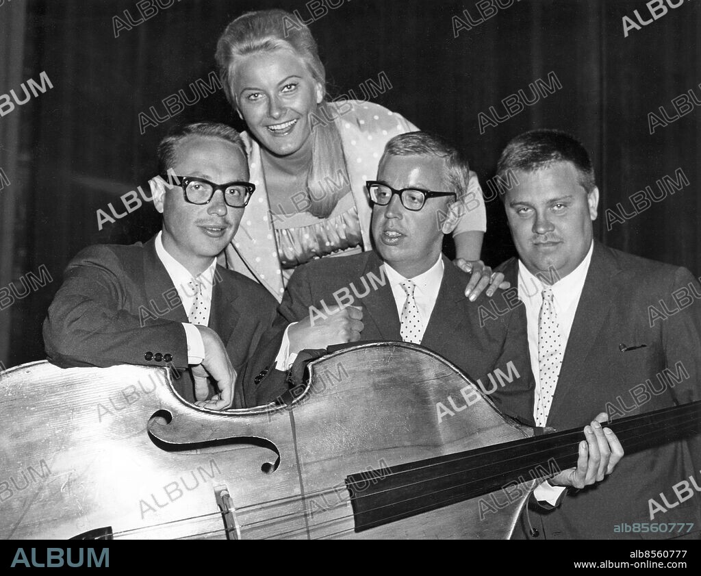 MALMÖ 1960-06-28.. Monica Zetterlund, sångerska, revyartist och skådespelerska, med sin trio i Folkets park i Malmö. Från vänster ses pianisten Lasse Bagge, basisten Claes Linderoth och trummisen Jack Norén.. Foto: Gösta Carnsten / Text & Bilder / SVT / Kod: 5600. Mapp: Zetterlund, Monica Jazz-sångerska.
