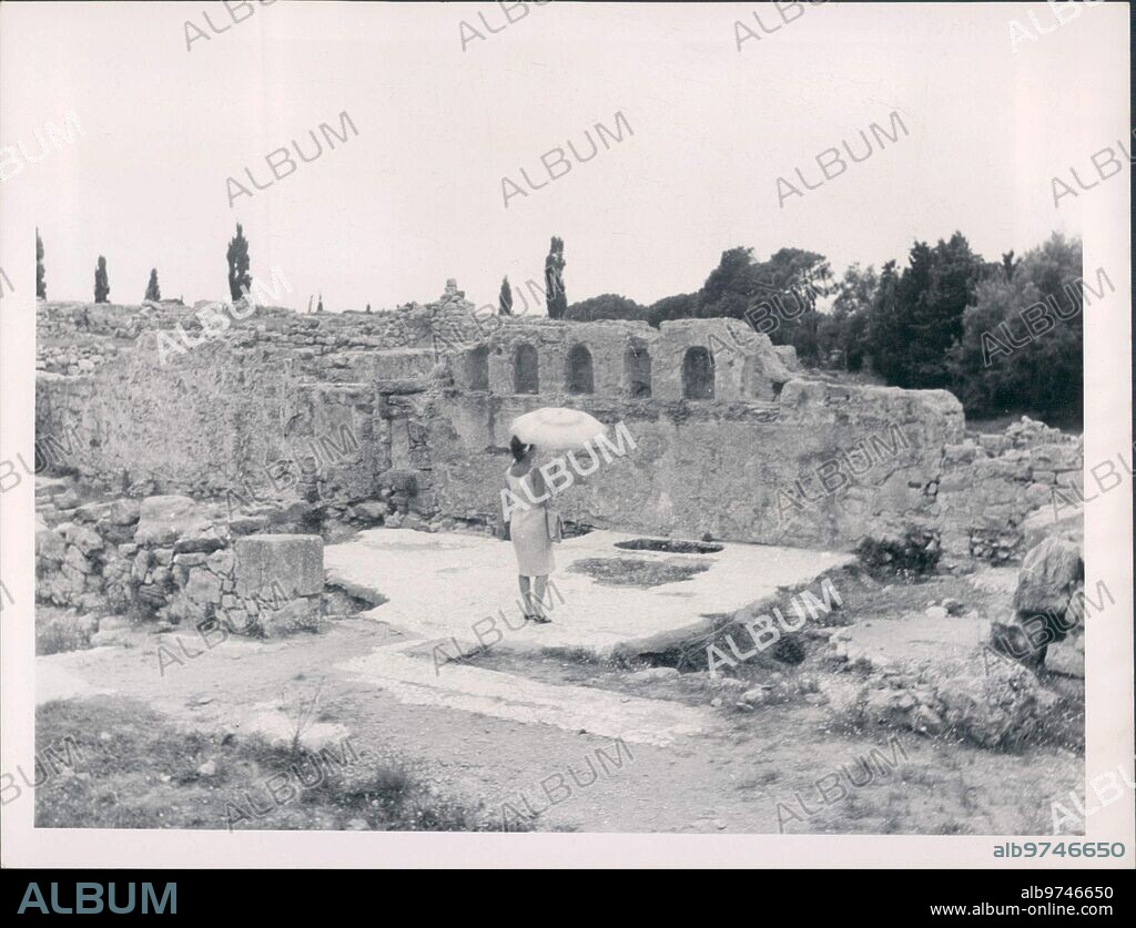 1968. Restos de las Ruinas de la ciudad romana de Ampurias Siendo Visitadas por los Turistas.