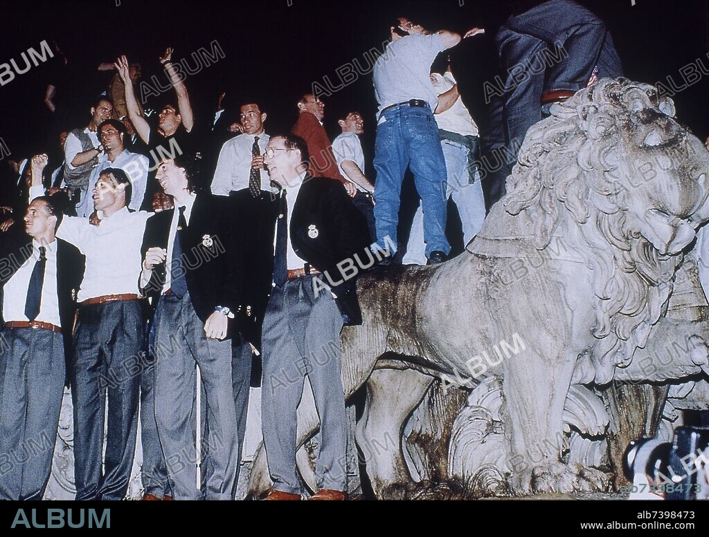 ALGUNOS DE LOS INTEGRANTES DEL PRIMER EQUIPO DEL REAL MADRID CELEBRANDO LA LIGA DE CAMPEONES DE LA UEFA 1997/1998.
