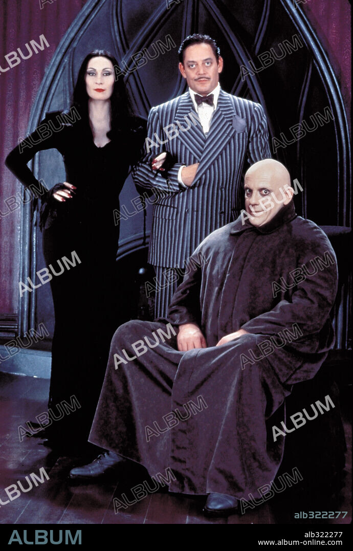 ANJELICA HUSTON, CHRISTOPHER LLOYD et RAUL JULIA dans THE ADDAMS FAMILY, 1991, réalisé par BARRY SONNENFELD. Copyright COLUMBIA PICTURES / PAGLIUSO, JEAN.