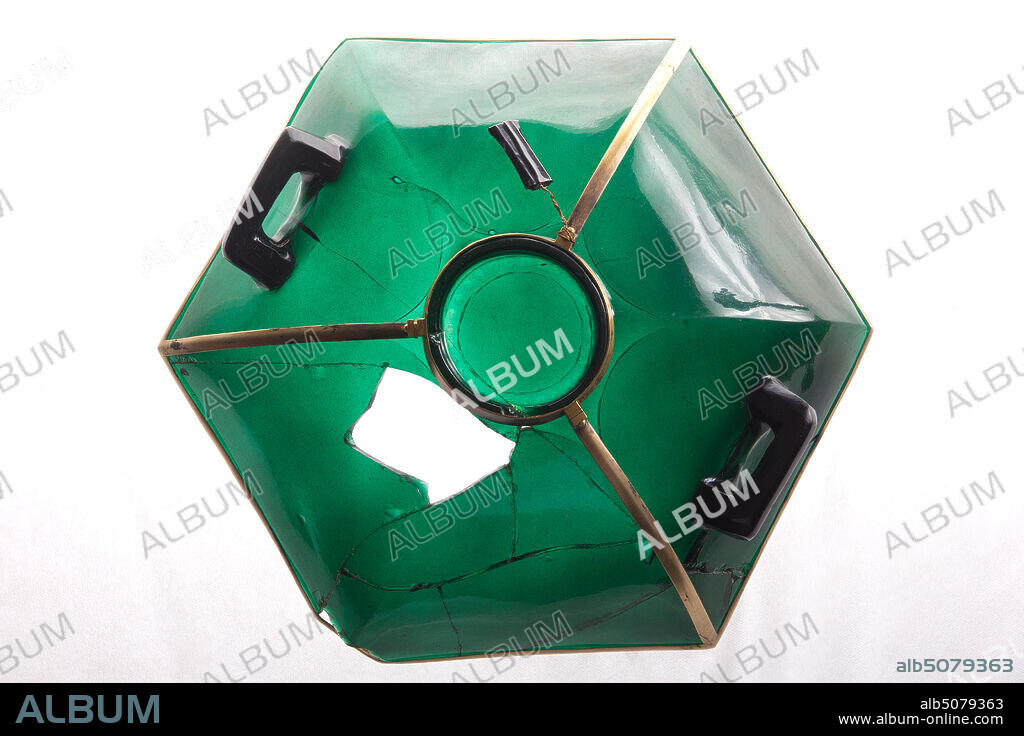 Genova, Museo del Tesoro della Cattedrale di San Lorenzo: il Sacro Catino. Manifattura romana (I - IV sec. d. C). o araba (IX - X sec. d. C.), vetro verde.. Emblema del museo e opera di incerta datazione, è ritenuto per tradizione il Santo Graal, recipiente usato da Nicodemo per raccogliere il sangue di Cristo nel momento della morte, ovvero il piatto usato per consumare l'agnello pasquale durante l'Ultima Cena. Considerato per secoli di smeraldo, si tratta invece di vetro verde soffiato in uno stampo, di forma esagonale; è dotato di due manici laterali.. La fonte di questa credenza è Jacopo da Varagine, il quale racconta nella Legenda Aurea che, durante la prima Crociata (XI secolo), i soldati genovesi al comando di Guglielmo Embriaco parteciparono alla presa della città di Cesarea (1101), entrando in possesso dell'oggetto.. L'arcivescovo Guglielmo di Tiro scrive nella seconda metà del XII secolo che i crociati avrebbero trovato in un tempio costruito da Erode il Grande il piatto di smeraldo e lo avrebbero comprato a caro prezzo. Ugualmente a caro prezzo lo rivendettero.. All'inizio del XIV secolo il cardinale Luca Fieschi ottenne il Catino in pegno del prestito di 9500 lire da lui fatto alla Compagna Comunis che nel 1327 riscattò il Catino e stabilì che in avvenire non potesse più essere impegnato né portato fuori dalla sacrestia della Cattedrale.. Jean Le Meingre detto Boucicault, governatore francese di Genova, nel 1409 ne avrebbe tentato il furto. Nel 1470 Anselmo Adorno lo descrive con precisione, anche se poi lo confonde con il piatto nel quale era stata posta la testa del Battista, anch'esso conservato in San Lorenzo.. Alla fine del Quattrocento si sparse la voce che anche Venezia stesse tentando la sottrazione. Nel 1522 l'esercito dell'imperatore Carlo V saccheggiò Genova, ma non riuscì ad impossessarsi del tesoro della Cattedrale sia per la resistenza dei preti sia perché la Repubblica di Genova pagò 1000 ducati al capitano che assediava la sacrest.