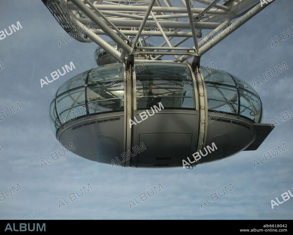 UNA DE LAS CAPSULAS DE LA NORIA DE LONDRES CONOCIDA COMO LONDON EYES MONTADA A FINALES DE 1999.