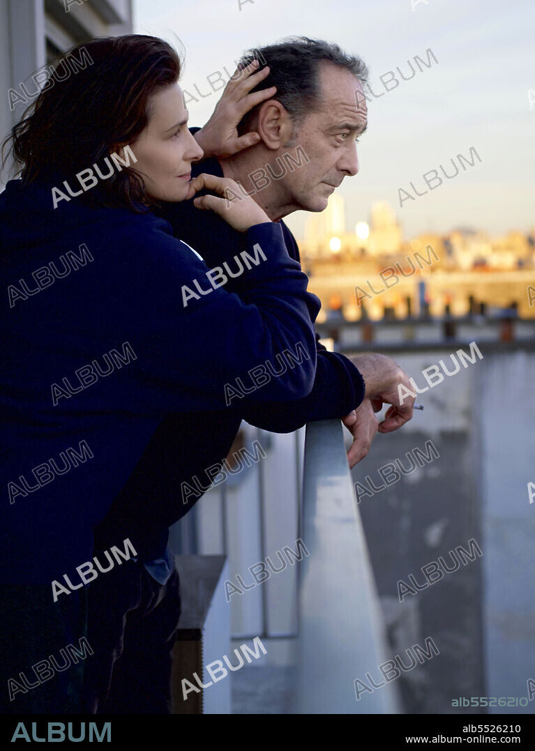 JULIETTE BINOCHE and VINCENT LINDON in FIRE, 2022 (AVEC AMOUR ET ACHARNEMENT), directed by CLAIRE DENIS. Copyright Curiosa Films.