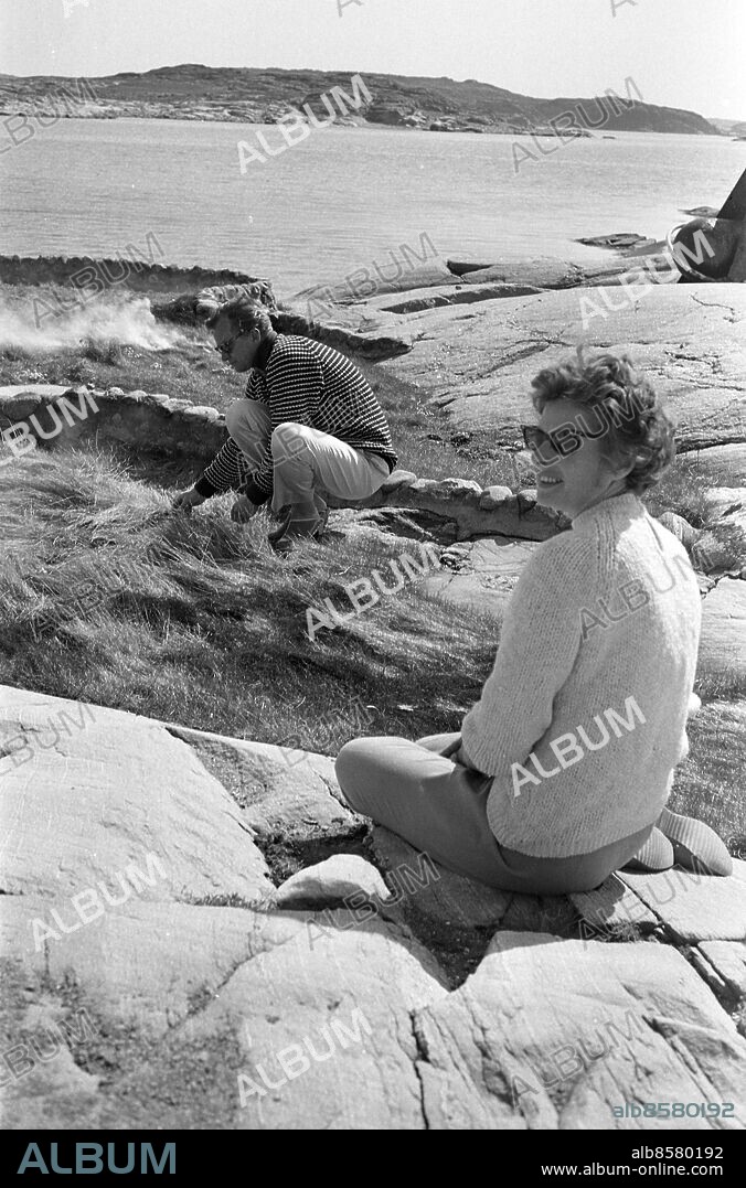 Fjällbacka - Dannholmen - 1961-04-29 - GT-s reportageteam Lars Åhrén och fotograf Jacky Leissner hälsar på hos Ingrid Bergman och Lars Schmidt i den nordbohusländska skärgården. *** Local Caption *** ?yr€ÁÓ img491.jpg. JACKY LEISSNER.