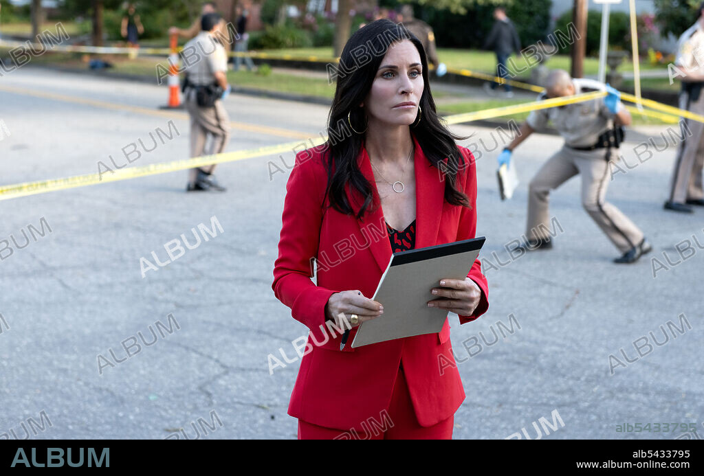 COURTENEY COX in SCREAM, 2022, directed by MATT BETTINELLI-OLPIN and TYLER GILLETT. Copyright MIRAMAX.