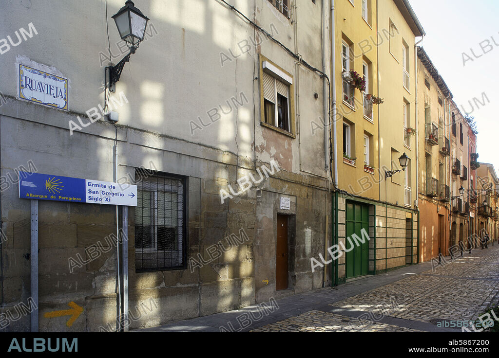 Logroño; "Rua Vieja", calle por donde transcurre el Camino de Santiago en la ciudad vieja.