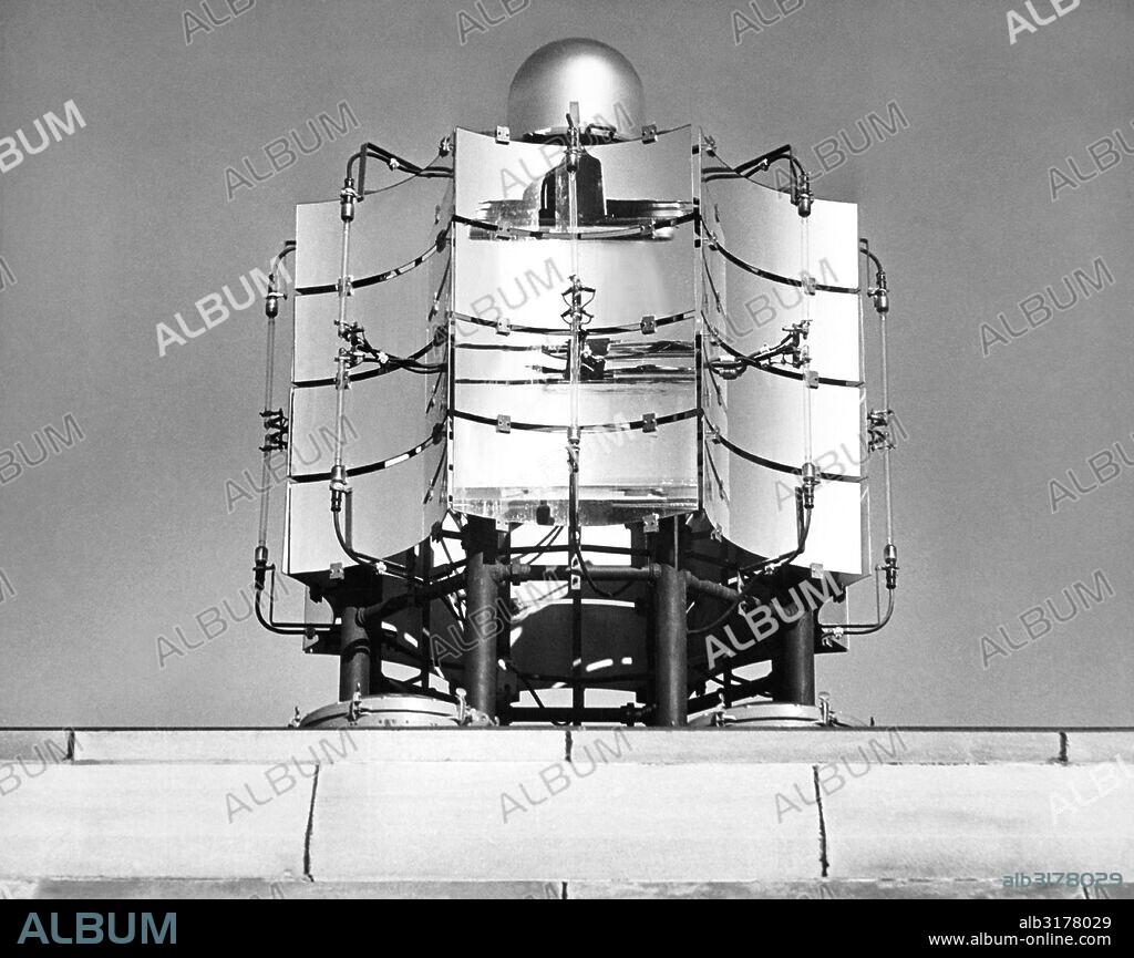 Chicago, Illinois:    September 4, 1930 The 'sun-flash beacon' atop the new LaSalle-Wacker building. The eight parabolic mirrors are five feet tall and three feet wide and magnify and reflect the sun's rays during the day and red neon lights at night.   © Underwood Archives / The Image Works.