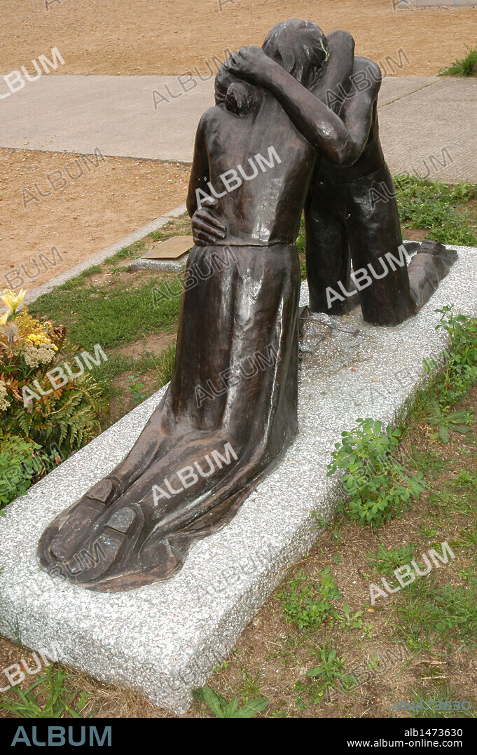 ARTE S. XX. GRAN BRETAÑA. JOSEFINA DE VASCONCELLOS (1904-2005). Escultora inglesa de origen brasileño. "RECONCILIACION (RECONCILIATION) " (1999). Bronce. Monumento erigido para conmemorar el 10º aniversario de la caída del Muro de Berlín. Está situado en Bernauerstrasse. Berlín. Alemania.